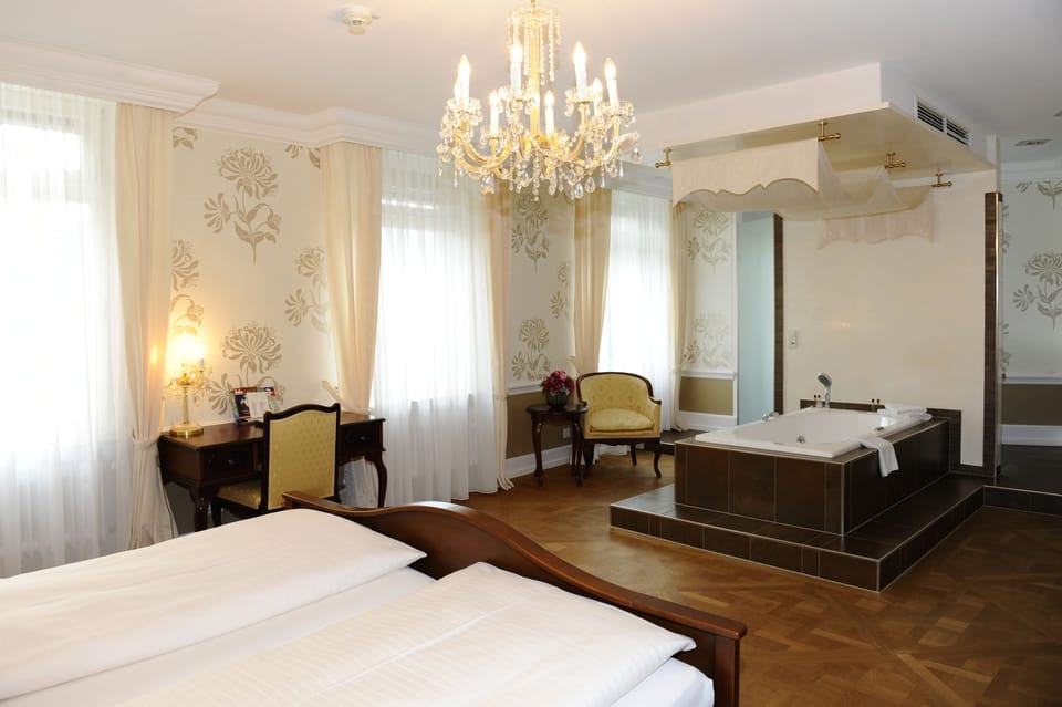 Junior Suite | Hypo-allergenic bedding, minibar, in-room safe, individually decorated