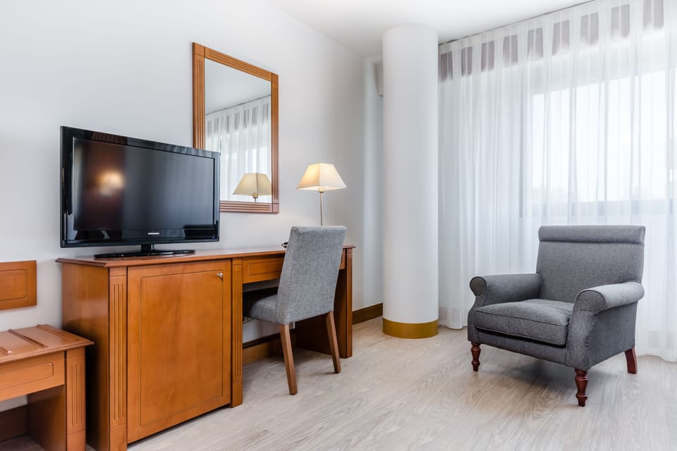 Minibar, in-room safe, desk, free WiFi