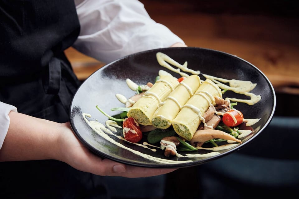2 restaurants; lunch and dinner served