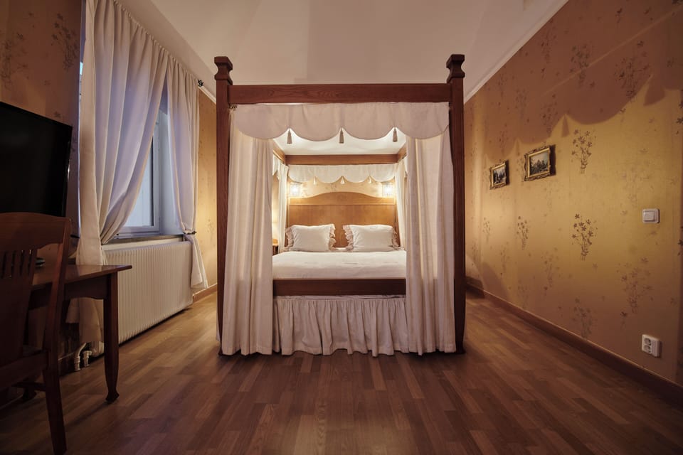 Superior Double Room, 1 Queen Bed, Non Smoking | Individually decorated, individually furnished, desk, blackout drapes