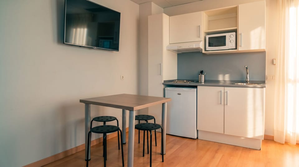 Family Room, Kitchen | In-room safe, WiFi (free), bed sheets