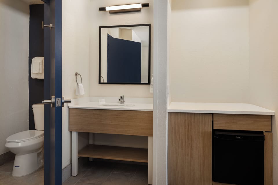 Shower, free toiletries, towels