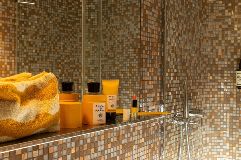 Double Room | Bathroom | Shower, free toiletries, hair dryer, towels