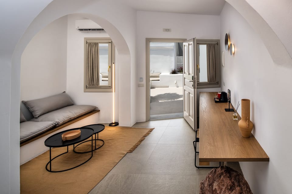 Superior Cave Double Courtyard View | Premium bedding, minibar, in-room safe, desk