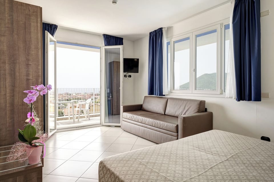 Classic Double Room | In-room safe, desk, blackout drapes, free WiFi