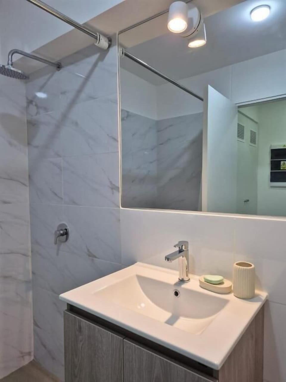 Luxury Apartment | Bathroom | Shower, towels, soap, shampoo