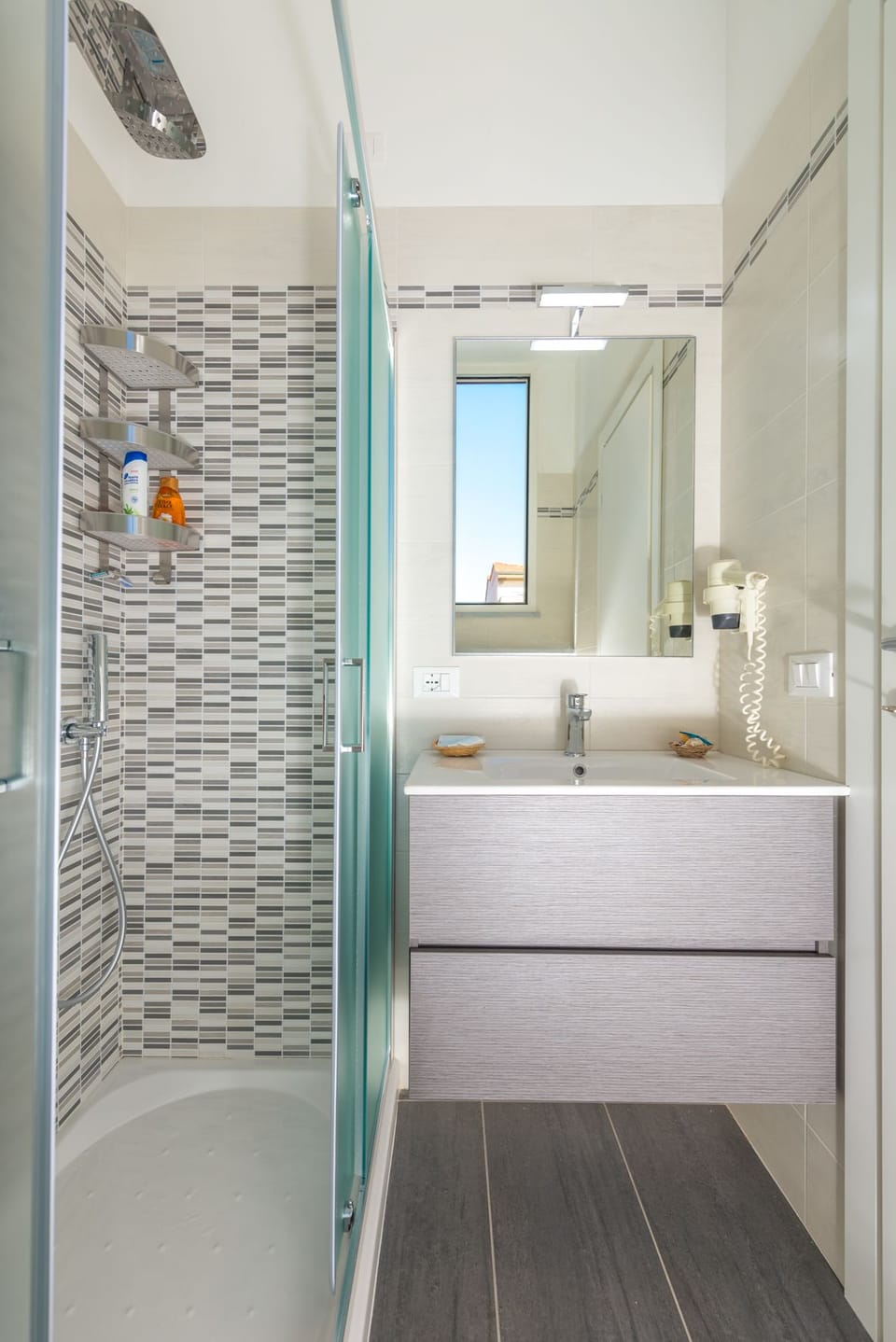 Shower, rainfall showerhead, free toiletries, hair dryer