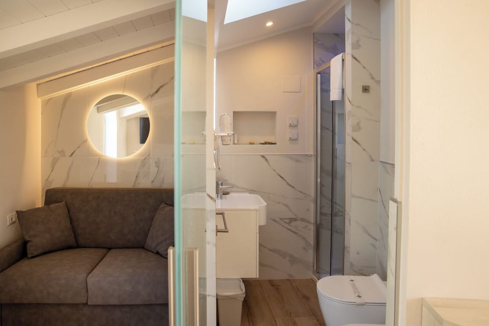Superior Double Room, 1 Bedroom, Sea View | Bathroom | Shower, rainfall showerhead, free toiletries, hair dryer