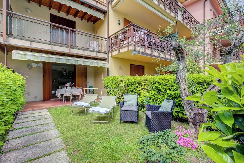 Family Apartment, 1 Bedroom, Microwave (Borgo Degli Ulivi - 200m to the Lake) | Property grounds