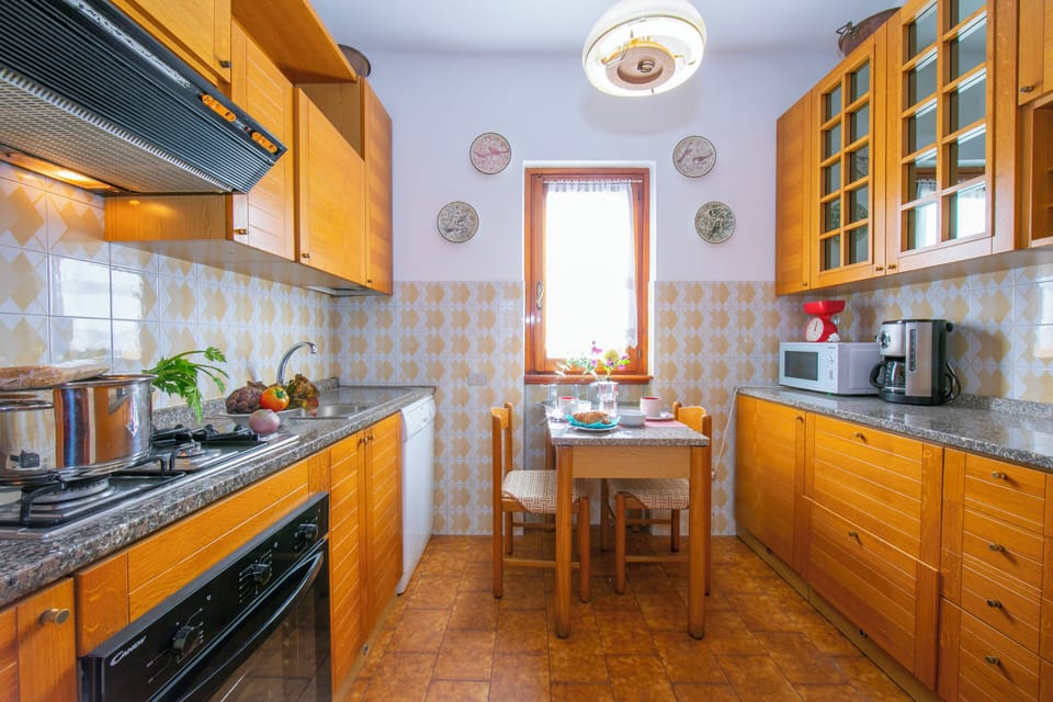Family Villa, 6 Bedrooms, 2 Bathrooms, Mountainside (Villa Giorgia Lake View Villa with) | Private kitchen