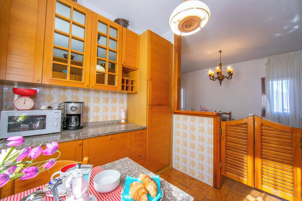 Family Villa, 6 Bedrooms, 2 Bathrooms, Mountainside (Villa Giorgia Lake View Villa with) | Private kitchen