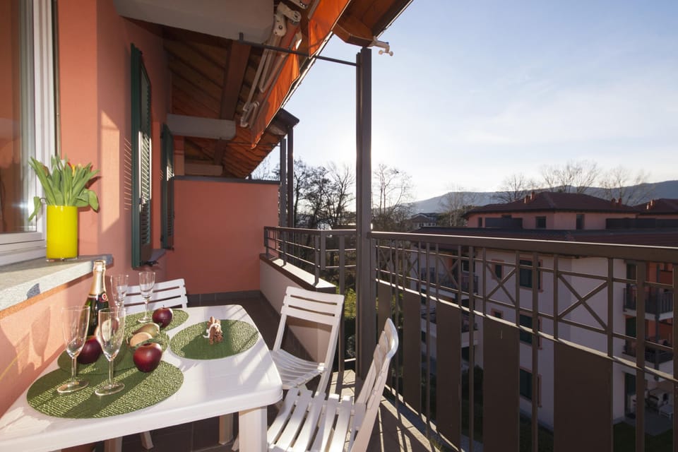 Family Apartment, 1 Bedroom, Balcony, Lakeside (Casa Fiorita: Leggiuno 100 meters) | Outdoor dining