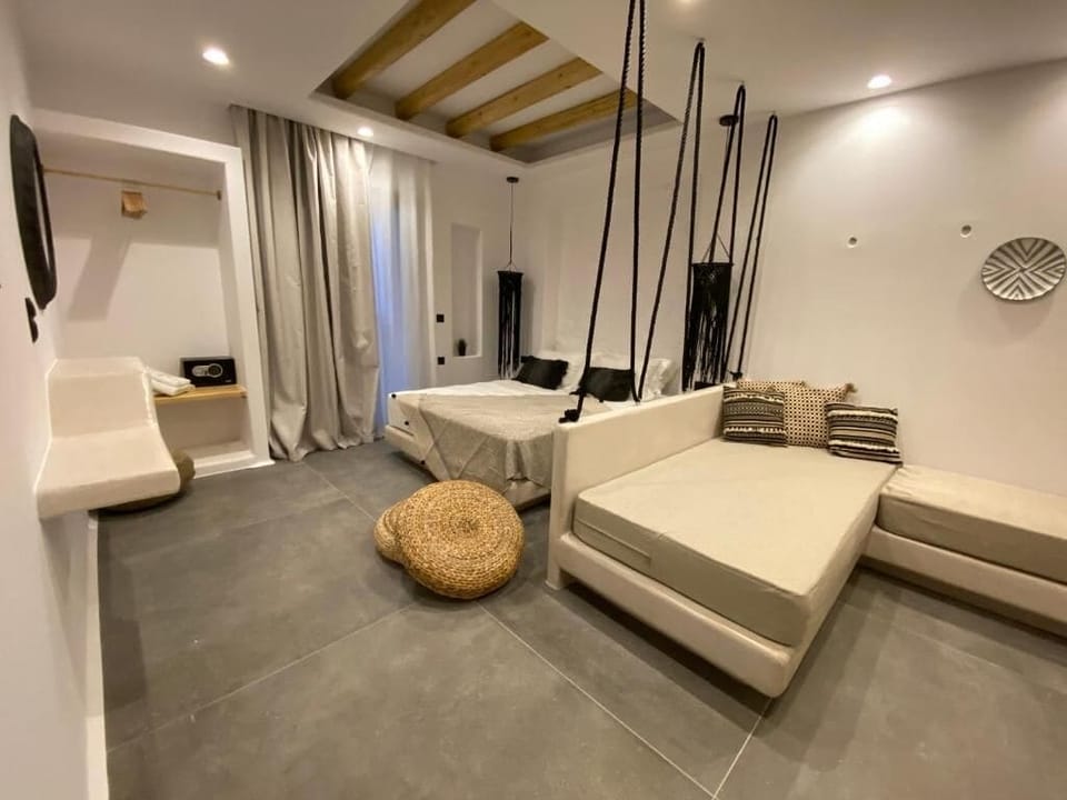 Deluxe Quadruple Room | Living area | Smart TV