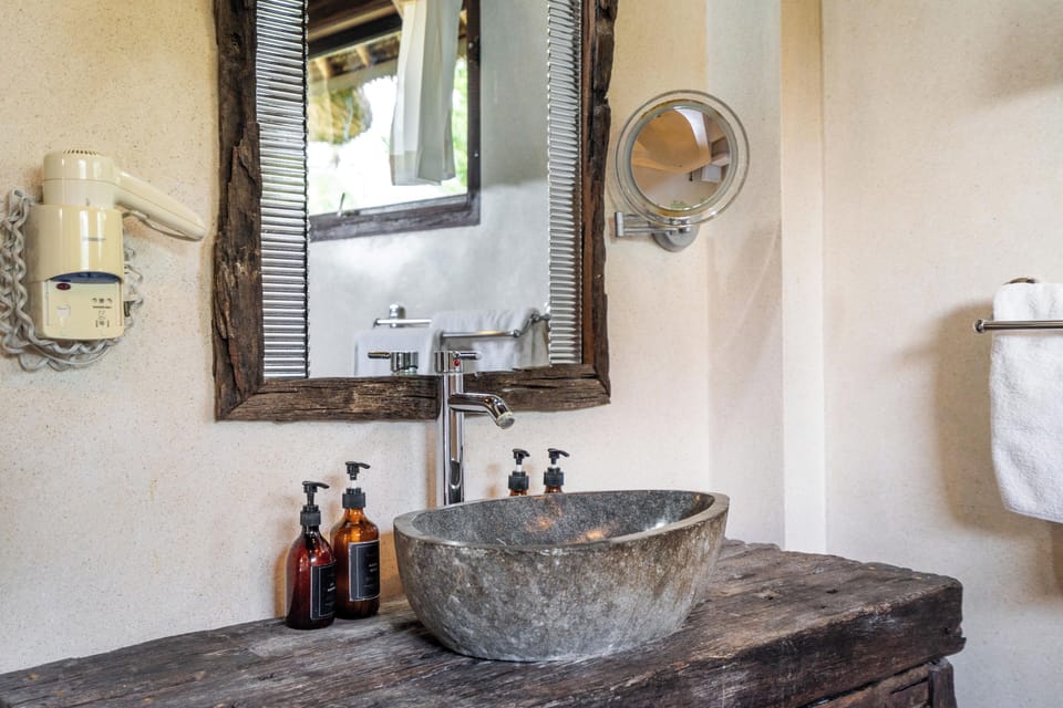 Deluxe Room, Balcony, Ocean View | Bathroom amenities | Free toiletries, hair dryer, towels, soap