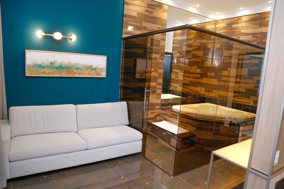 Suíte Master | Laptop workspace, iron/ironing board, free WiFi