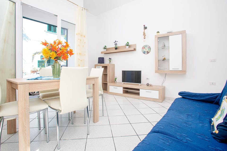 Exclusive Double or Twin Room | Living area | 32-inch flat-screen TV with digital channels, TV
