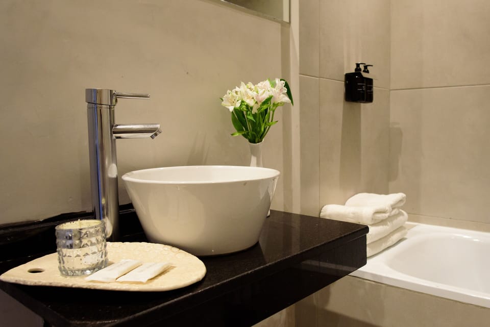 Combined shower/tub, rainfall showerhead, free toiletries, hair dryer