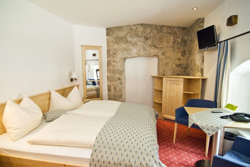 Double Room | Minibar, WiFi (free), bed sheets