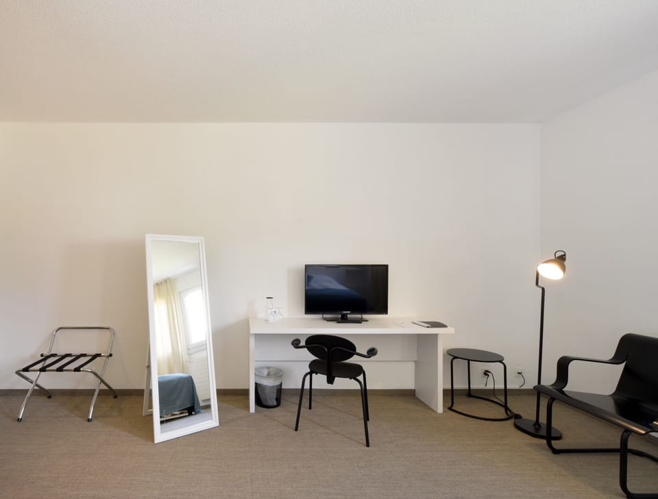 In-room safe, desk, laptop workspace, cribs (free)