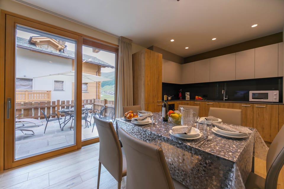 Family Apartment, 2 Bedrooms, Microwave (Casa Giardino Ski in - Ski out 100m) | Dining