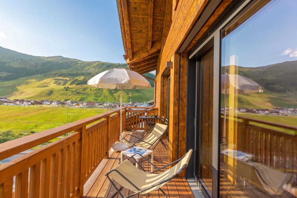 Family Apartment, 2 Bedrooms, Microwave (Casa Luminosa Ski in -Ski out 100m) | Property grounds