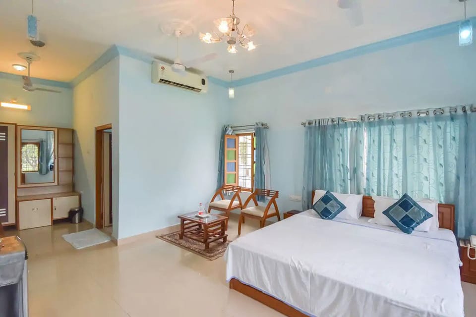 Maharaja Room (Lake Facing Rooms) | Living area | TV