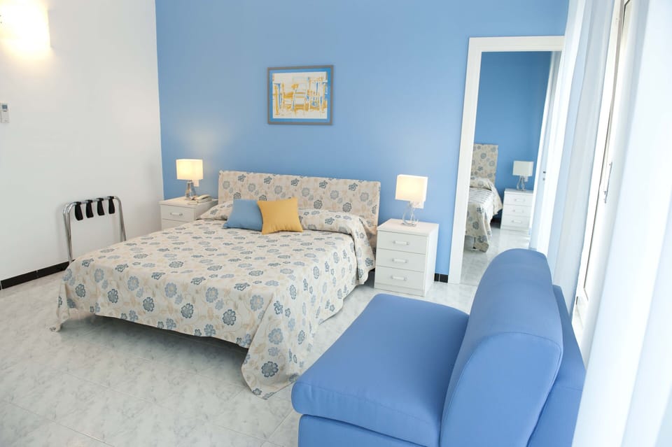 Comfort Suite | Frette Italian sheets, premium bedding, minibar, desk