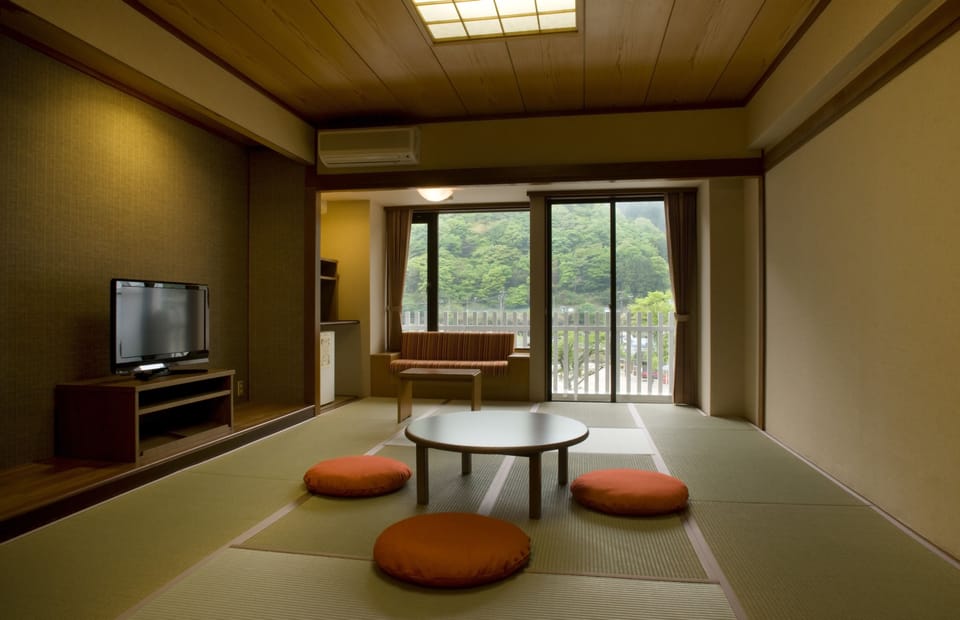 In-room safe, WiFi (free), bed sheets