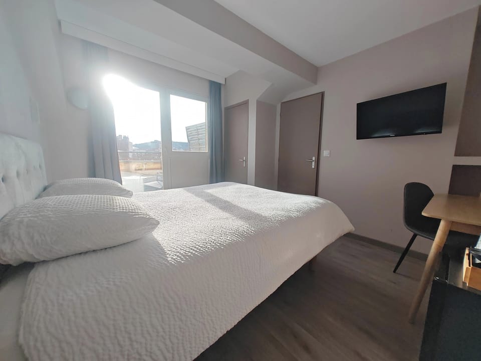 Junior Double Room, Terrace | Individually furnished, desk, laptop workspace, soundproofing