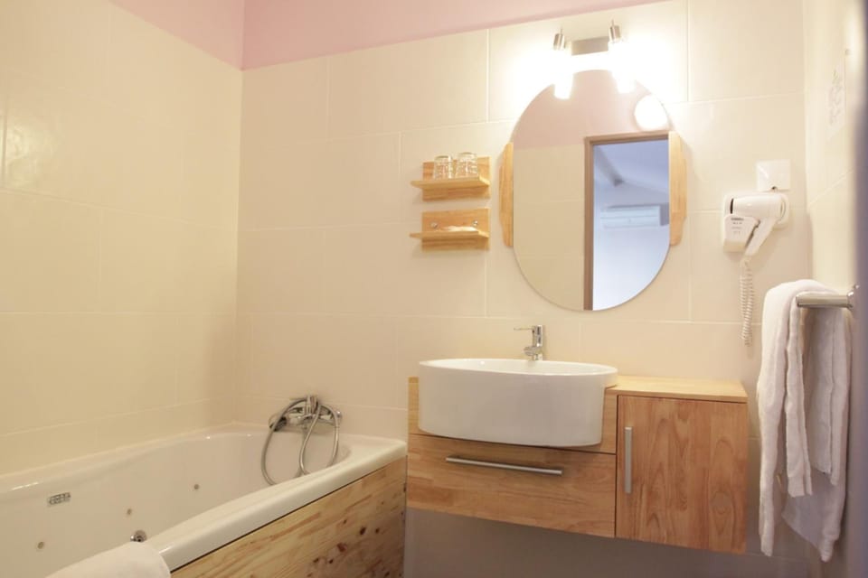 Double Room, Hot Tub | Bathroom | Free toiletries, hair dryer, towels, soap