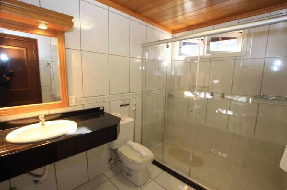 Apartamento Super Luxo  | Bathroom | Shower, free toiletries, hair dryer, towels