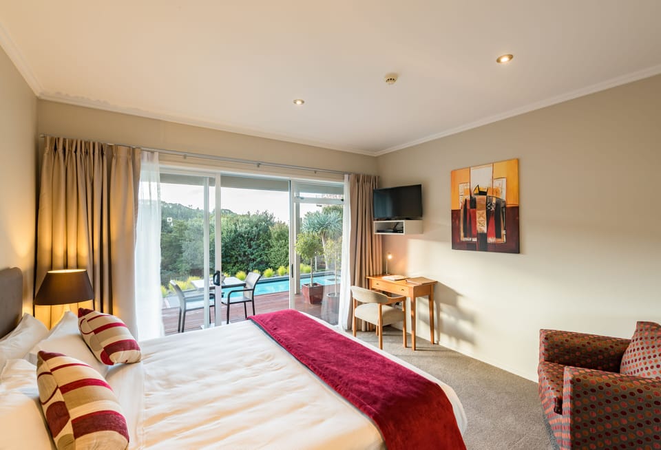 Luxury | Premium bedding, desk, blackout drapes, soundproofing