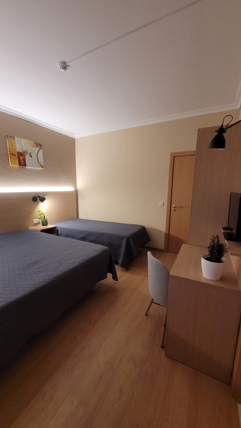 Triple Room | Desk, soundproofing, rollaway beds, free WiFi