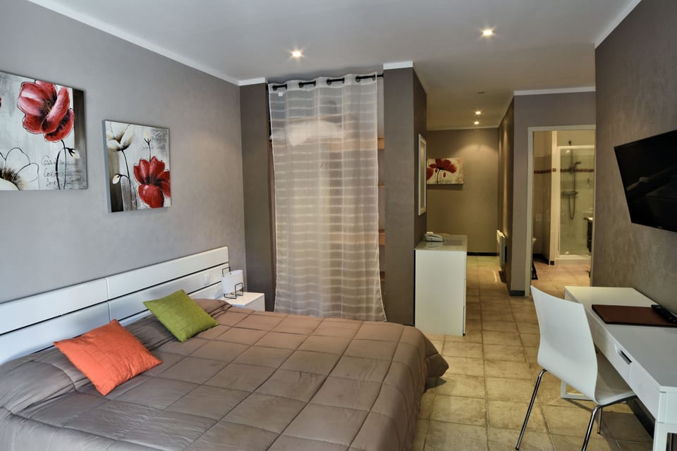 Family Room | Desk, soundproofing, cribs (free), WiFi (free)