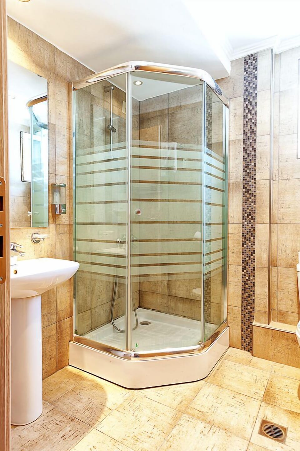 Standard Double Room, Lake View | Bathroom | Shower, free toiletries, hair dryer, slippers