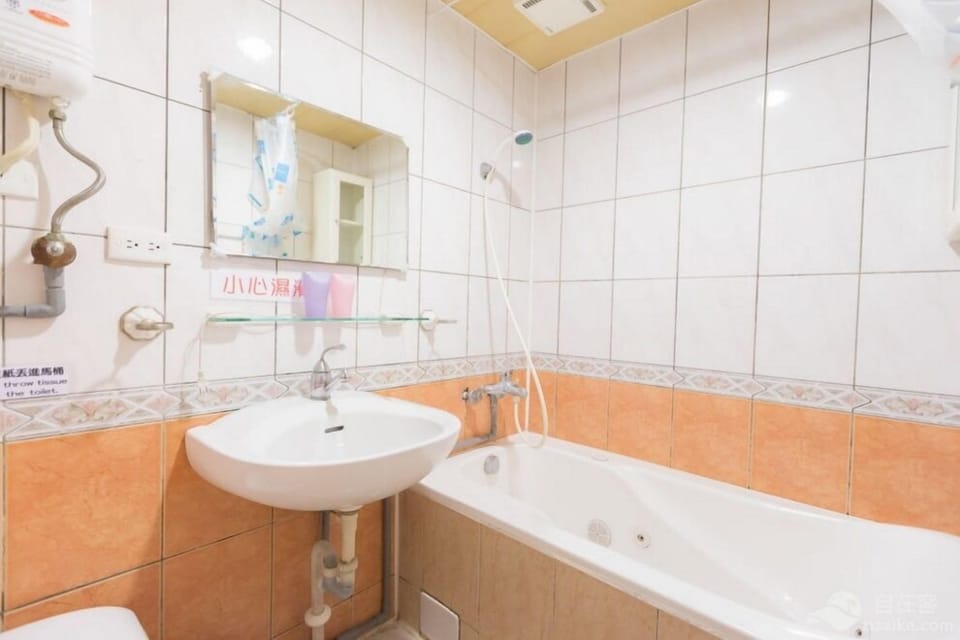 Standard Double Room, City View | Bathroom | Deep soaking tub, free toiletries, hair dryer, slippers