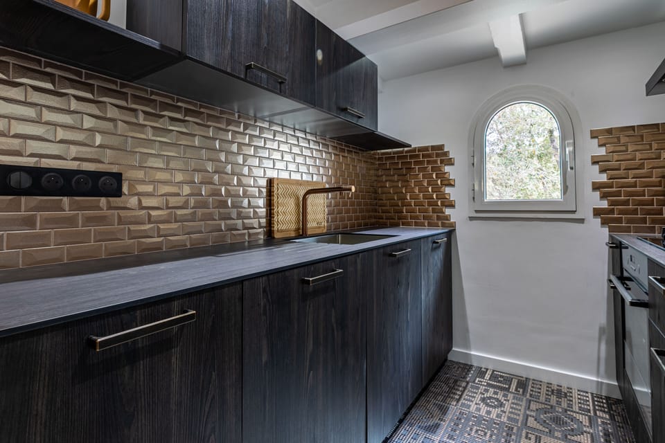 Exclusive Apartment, Ensuite, Garden View (Luna) | Shared kitchen | Highchair