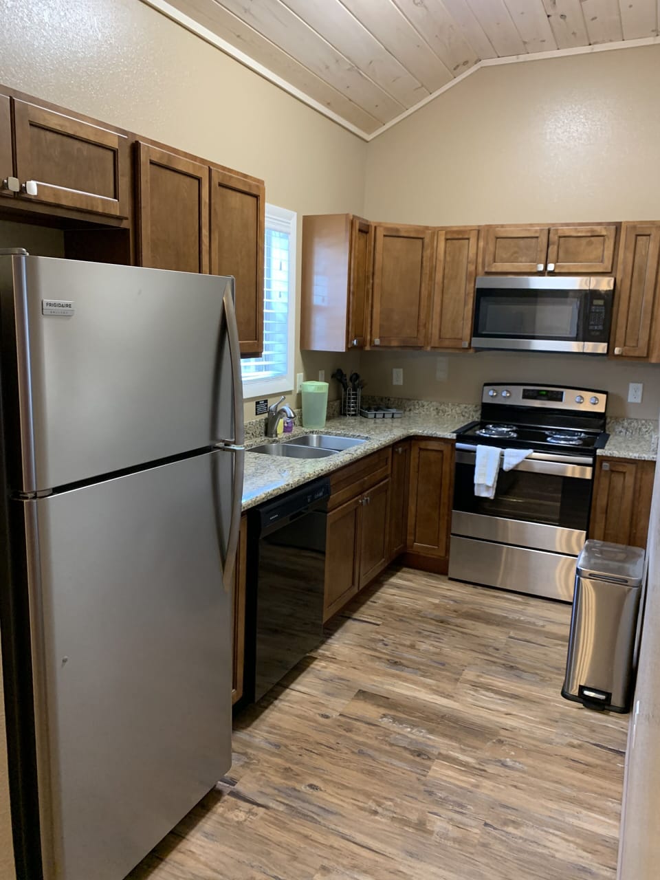 Cottage | Private kitchen | Full-size fridge, microwave, oven, dishwasher