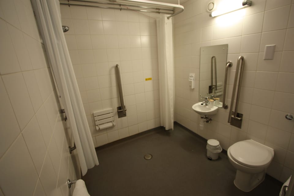 Room | Bathroom | Combined shower/tub, free toiletries, hair dryer, towels