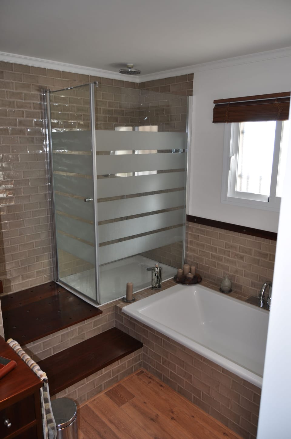 Junior Suite (Deluxe) | Bathroom | Free toiletries, hair dryer, towels