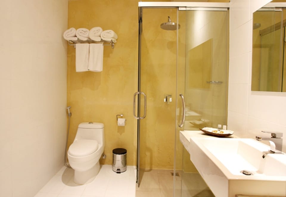Deluxe Room | Bathroom | Shower, rainfall showerhead, hair dryer, towels