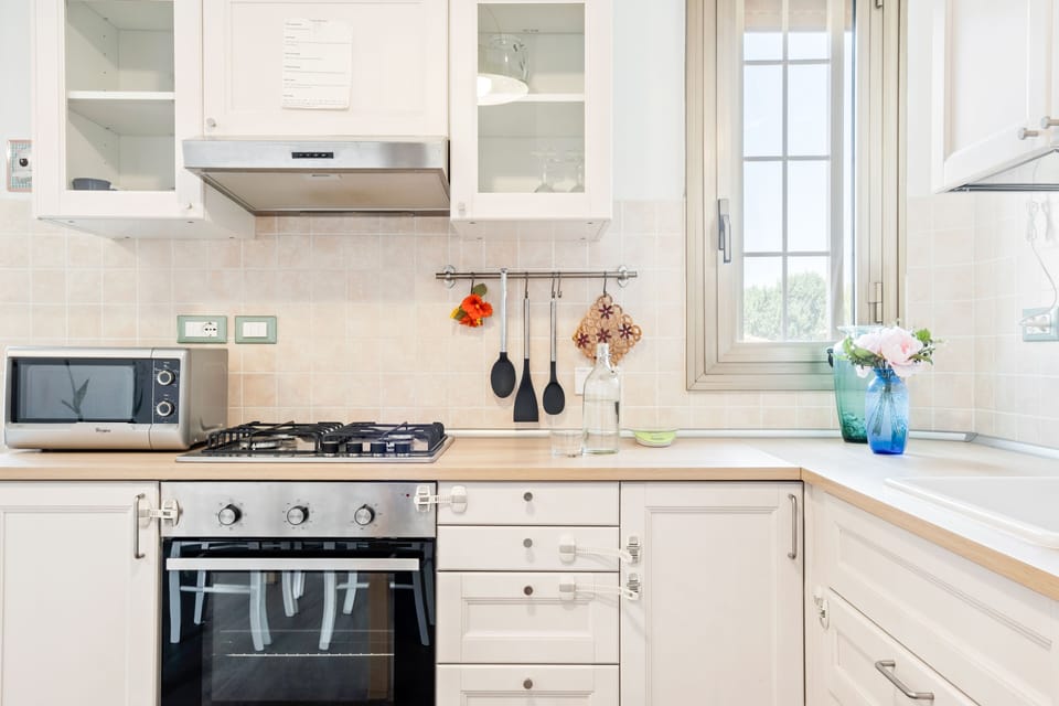 Apartment, 1 Bedroom | Private kitchen | Full-size fridge, microwave, oven, stovetop