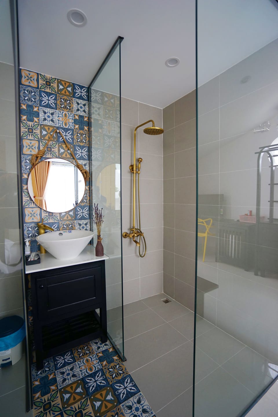 Deluxe Double Room | Bathroom | Shower, hydromassage showerhead, free toiletries, hair dryer