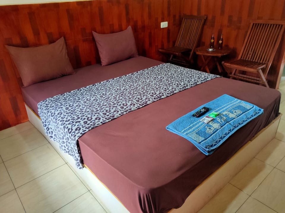 Superior Room | Desk, bed sheets