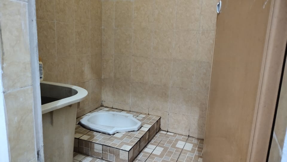 Standard Single Room | Bathroom | Shower, free toiletries