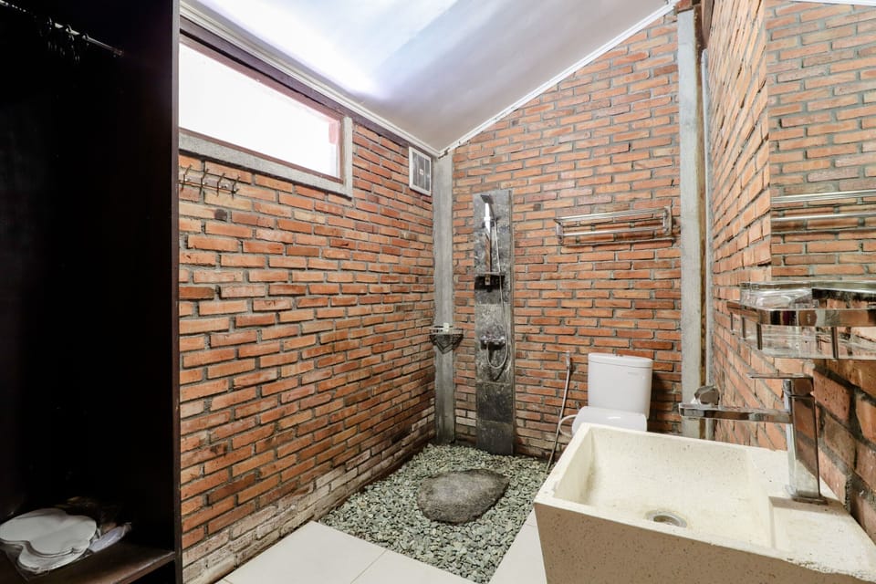 Superior Room | Bathroom | Shower, bidet, towels