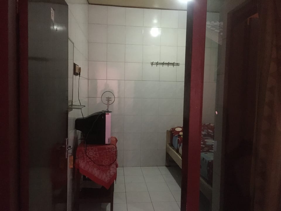 Economy Room | Desk