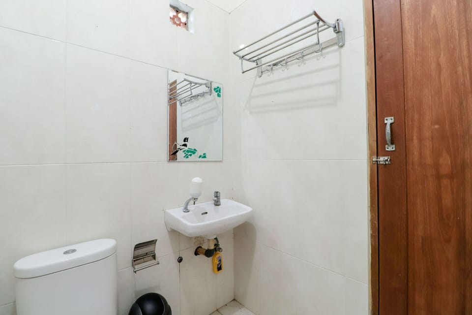 Superior Room | Bathroom | Shower, free toiletries, bidet, towels