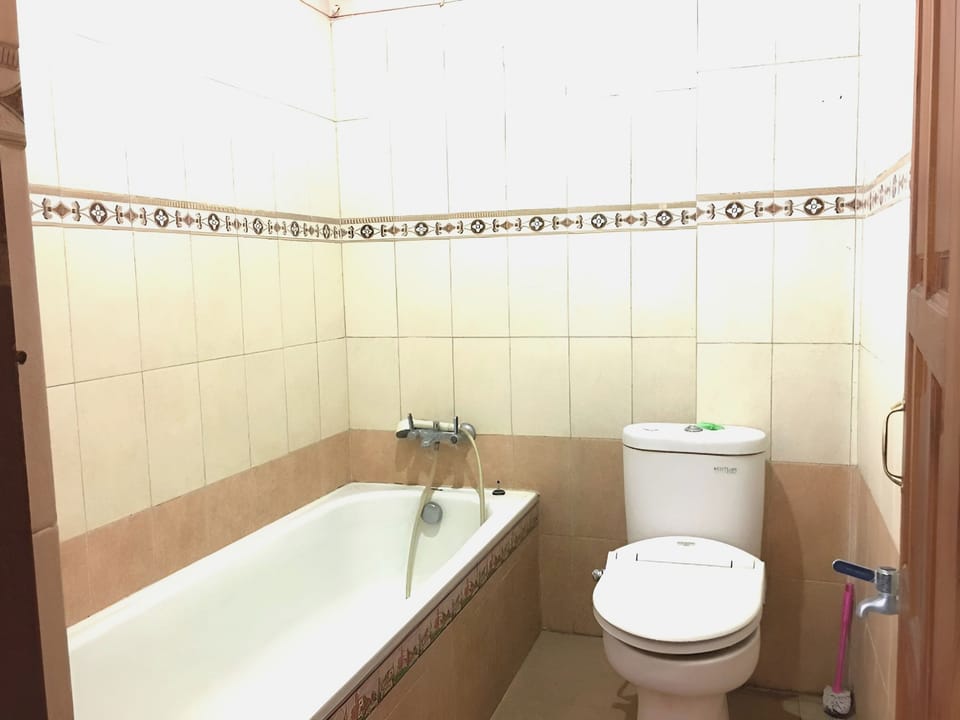Family Room | Bathroom | Free toiletries, bidet, towels