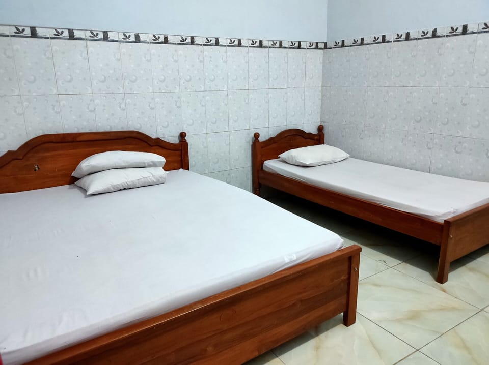 Family Room | Desk, free WiFi, bed sheets